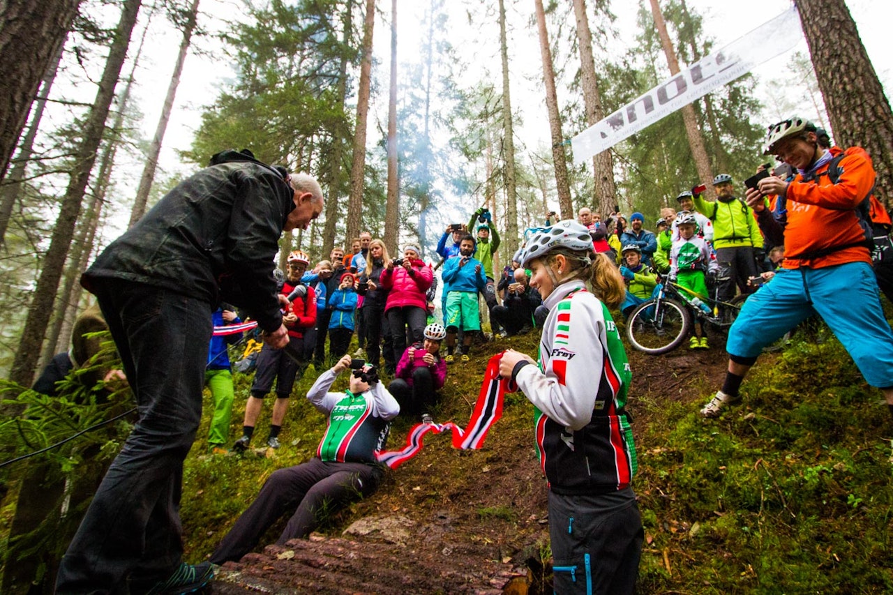 ÅPNET: Steinar Saghaug kuttet båndet og markerte dermed åpningen av Pioneren. (foto: Snorre Veggan)