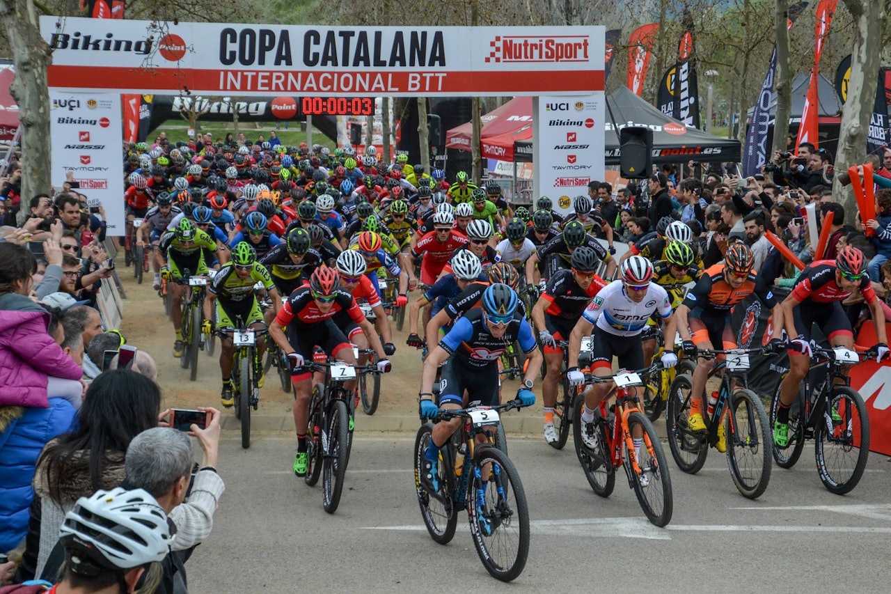VÅRSLEPP: Carlos Coloma tar teten foran Julien Absalon fra start i Banyoles. Alle foto: Ocisport.net