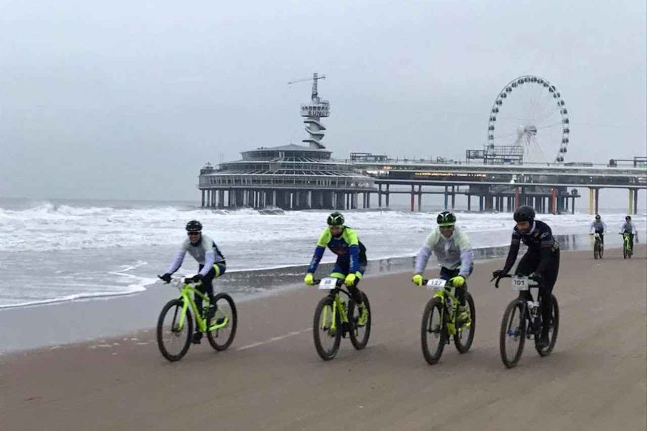 Fra oppvarmingen til EM i strandsykling i Haag. Da startskuddet gikk ble det satt et forrykende tempo. Foto: UEC