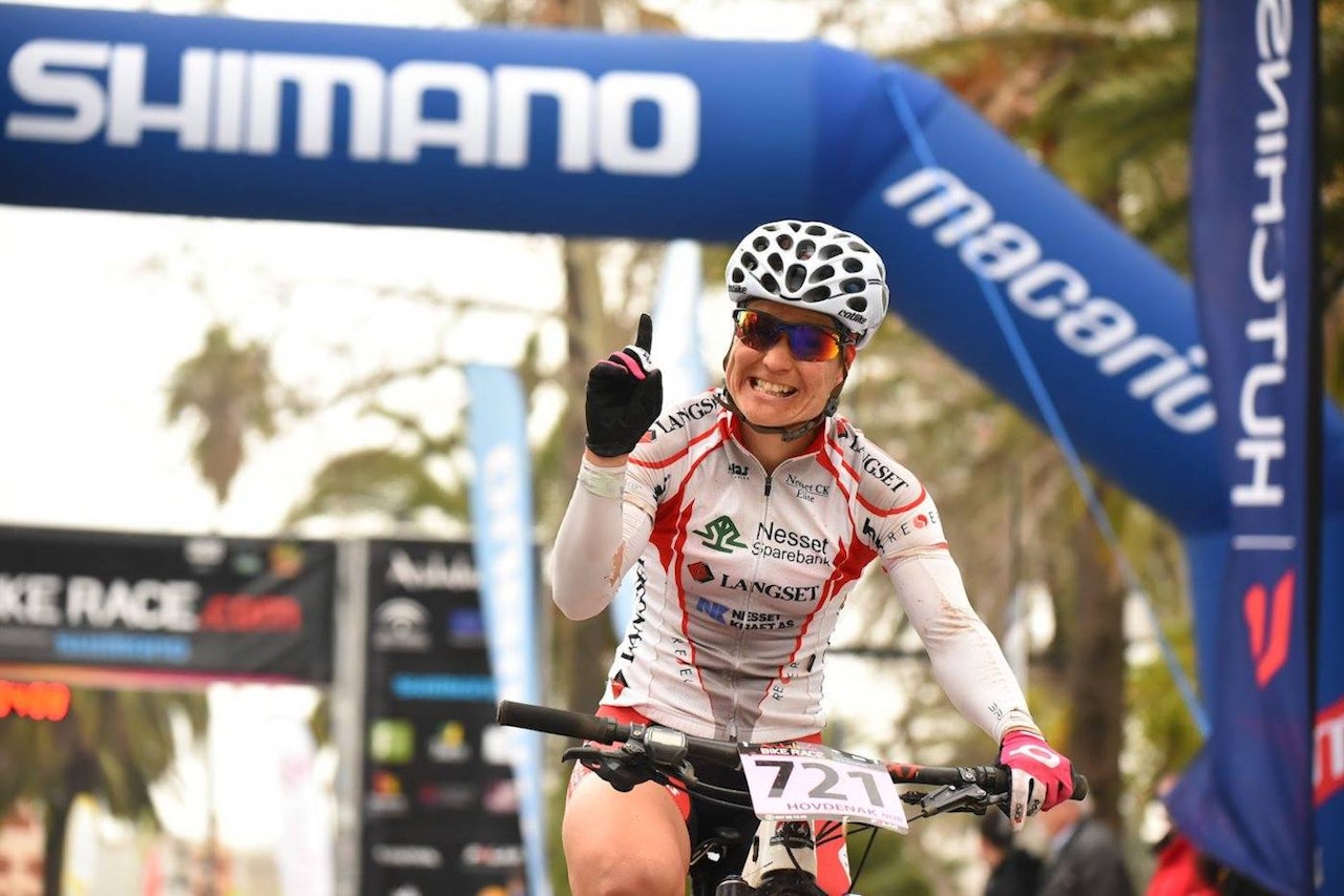 Hildegunn Gjertrud Hovdenak tok seieren på sisteetappen i Andalucia Bike Race med nesten ett minutts margin. Foto: Andalucia Bike Race presented by Shimano