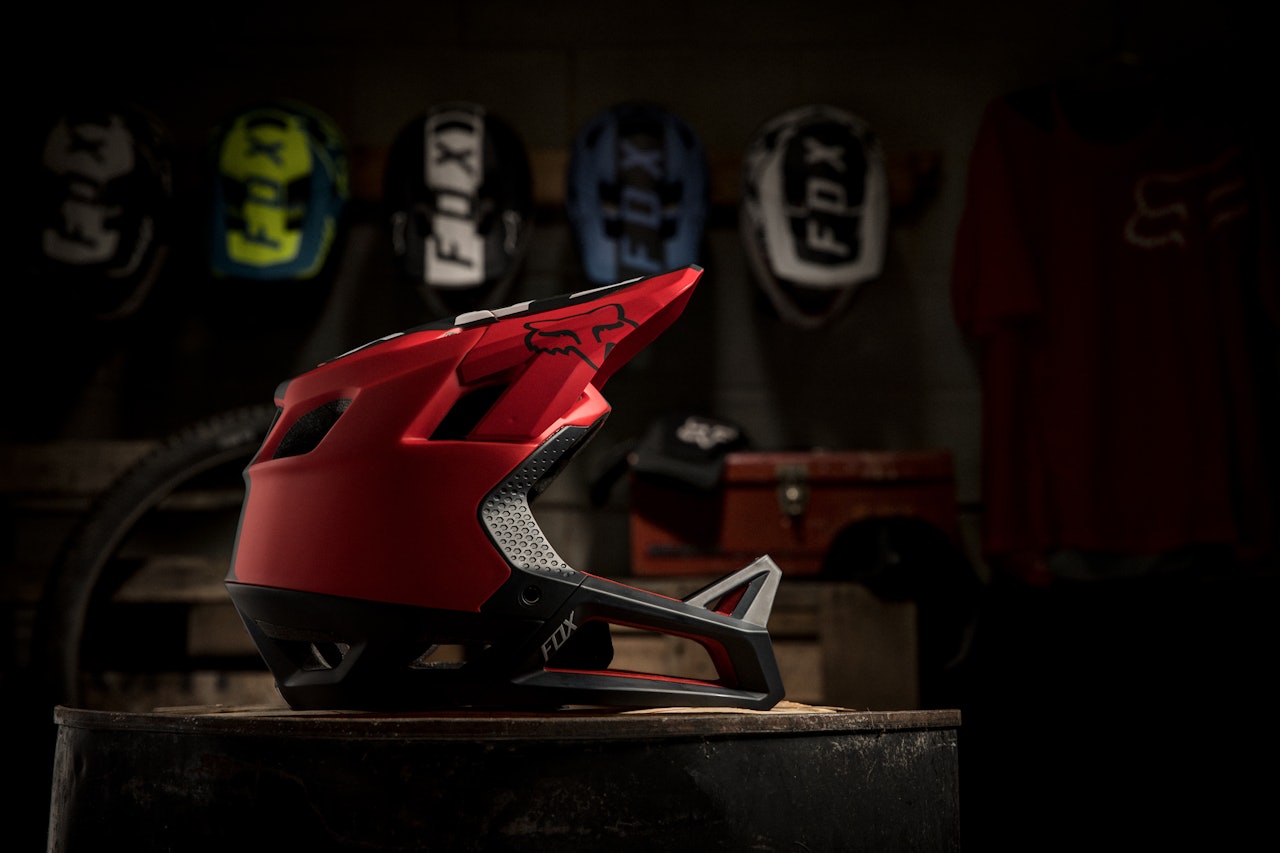 FOX PROFRAME: Fox Racings nye enduro-hjelm har fast hakebøyle, men lav vekt og god lufting. fox proframe sykkelhjelm