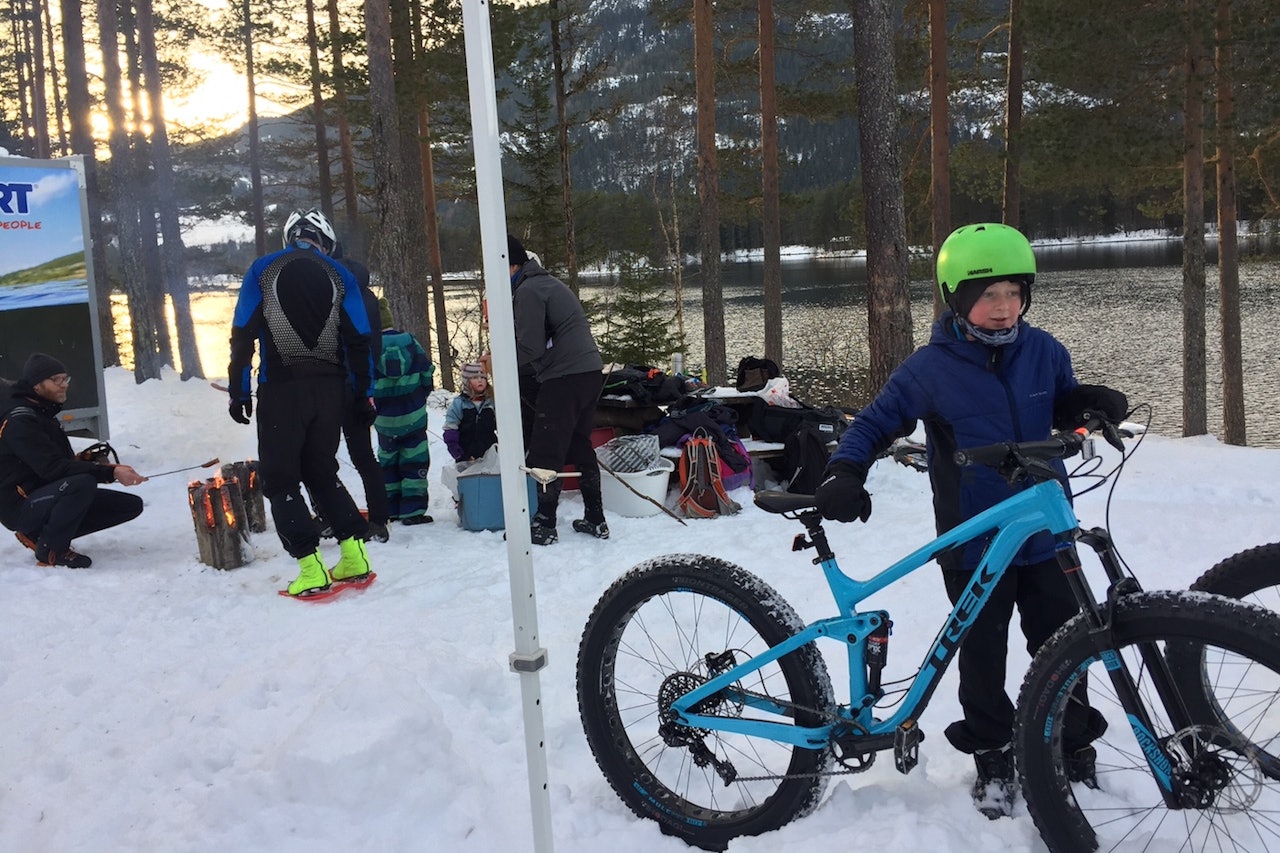 Både sykler og grillmat gikk unna under Global Fatbike Day på Fagernes. Foto: Ole Christian Nymoen Både sykler og grillmat gikk unna under Global Fatbike Day på Fagernes. Foto: Ole Christian Nymoen