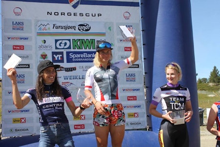 Pallen i dameklassen: Hildegunn Gjertrud Hovdenak vant foran Sunniva Dring, mens svenske Emmy Thelberg ble nummer tre i Furusjøen Rundt 2018. Foto: Arrangøren   Pallen i dameklassen: Hildegunn Gjertrud Hovdenak vant foran Sunniva Dring, mens svenske Emmy Thelberg ble nummer tre i Furusjøen Rundt 2018. Foto: Arrangøren