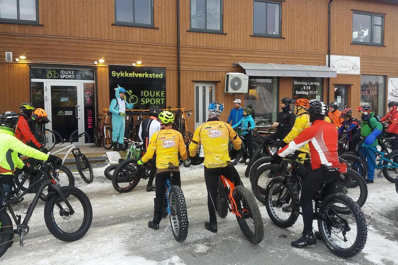 Rundt 25 mann og en kvinne var med Michael Cook og Anders Bernhoft på Global Fatbike Day. Foto: Anders Bernhoft Rundt 25 mann og en kvinne var med Michael Cook og Anders Bernhoft på Global Fatbike Day. Foto: Anders Bernhoft
