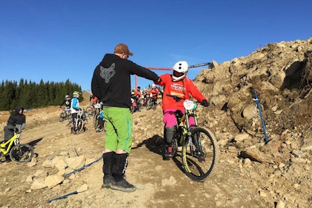 Noen av jentene gutset til og ble med på chainless-konkurransen lørdag ettermiddag. Foto: Marina Staubo hafjell bike park