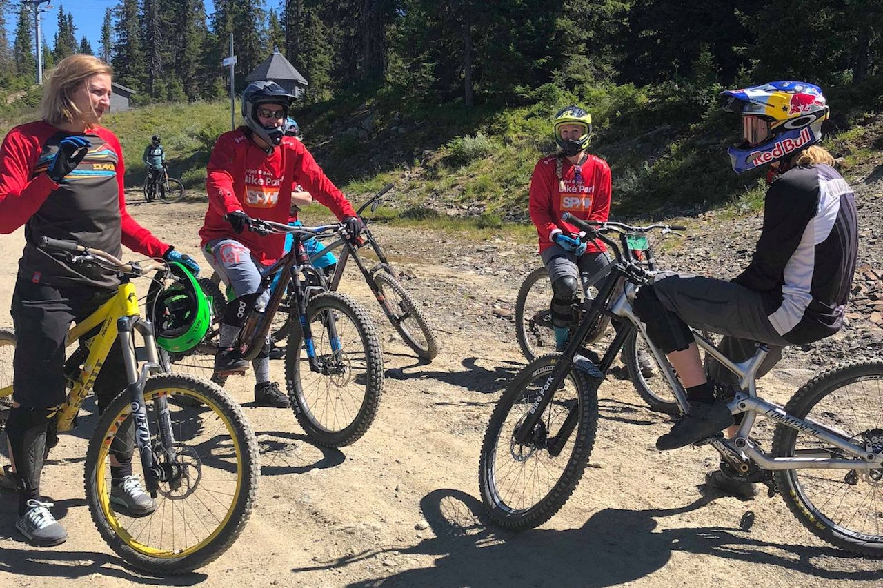Med Mads Makken Haugen (til høyre) og Stina Bondehagen som instruktører fikk jentene på campen lære fra noen av bransjens beste. Foto: Linn Cecilie Mæhlum Med Mads Makken Haugen (til høyre) og Stina Bondehagen som instruktører fikk jentene på campen lære fra noen av bransjens beste. Foto: Linn Cecilie Mæhlum