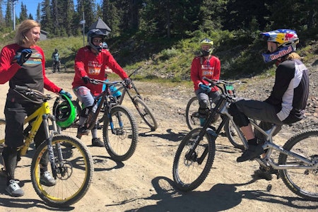 Med Mads Makken Haugen (til høyre) og Stina Bondehagen som instruktører fikk jentene på campen lære fra noen av bransjens beste. Foto: Linn Cecilie Mæhlum Med Mads Makken Haugen (til høyre) og Stina Bondehagen som instruktører fikk jentene på campen lære fra noen av bransjens beste. Foto: Linn Cecilie Mæhlum