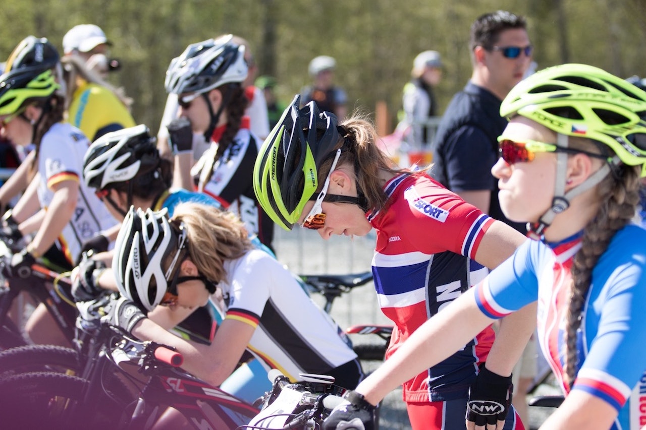 Thea Siggerud er en av jentene som jubler for onkel Kent Siggeruds initiativ til å etablere et satsingsmiljø for rundbanejenter fra hele landet. Foto: Bengt Ove Sannes Thea Siggerud er en av jentene som jubler for onkel Kent Siggeruds initiativ til å etablere et satsingsmiljø for rundbanejenter fra hele landet. Foto: Bengt Ove Sannes