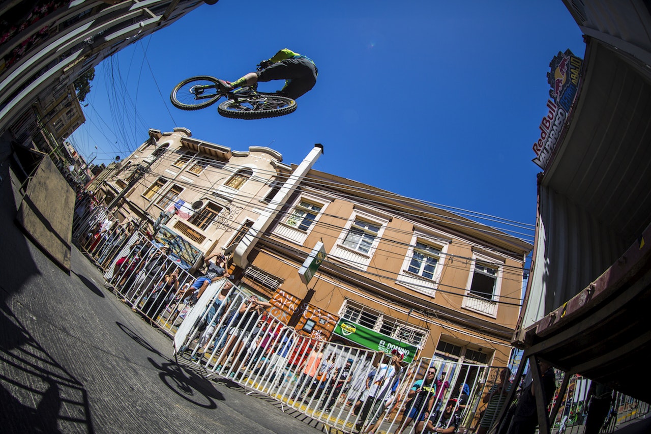 Brage Vestavik på vei ned den urbane utforløypa i Valparaiso, Chile, forrige helg. Foto: Red Bull Content Pool Brage Vestavik på vei ned den urbane utforløypa i Valparaiso, Chile, forrige helg. Foto: Red Bull Content Pool