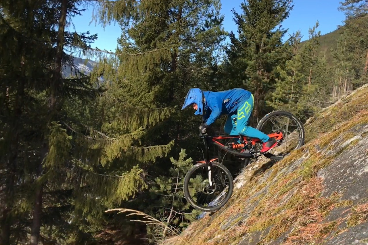 Sindre Rustan har brukt vinterferien til å prøvekjøre løypene som skal brukes til utfor-NM i Nesbyen til sommeren. Foto: Ole Kristian Rustan Sindre Rustan har brukt vinterferien til å prøvekjøre løypene som skal brukes til utfor-NM i Nesbyen til sommeren. Foto: Ole Kristian Rustan