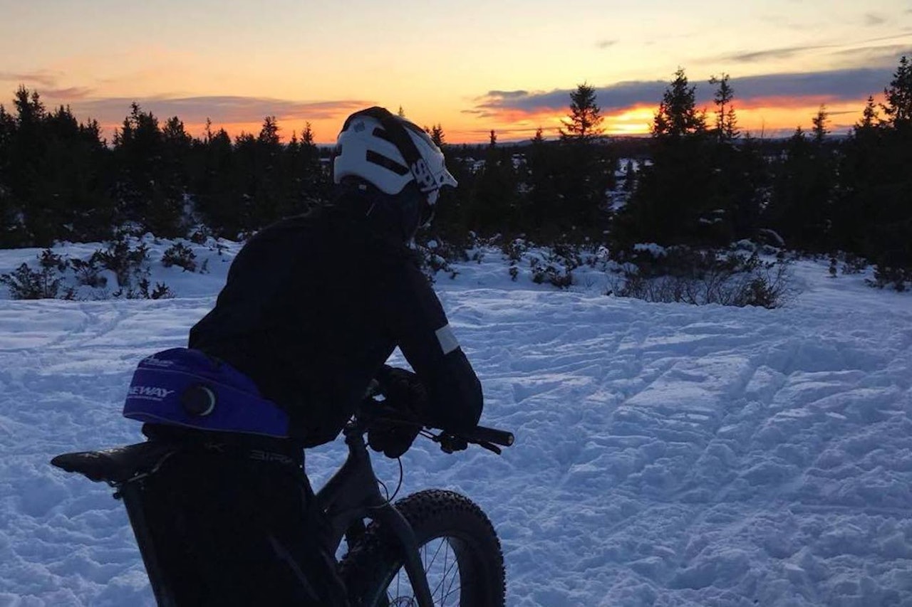 På sesongens første tjukksykkeltur på snø fikk turdeltakerne en spektakulær solnedgang før de måtte til med lykter på siste etappe. Foto: Tom Ruud På sesongens første tjukksykkeltur på snø fikk turdeltakerne en spektakulær solnedgang før de måtte til med lykter på siste etappe. Foto: Tom Ruud