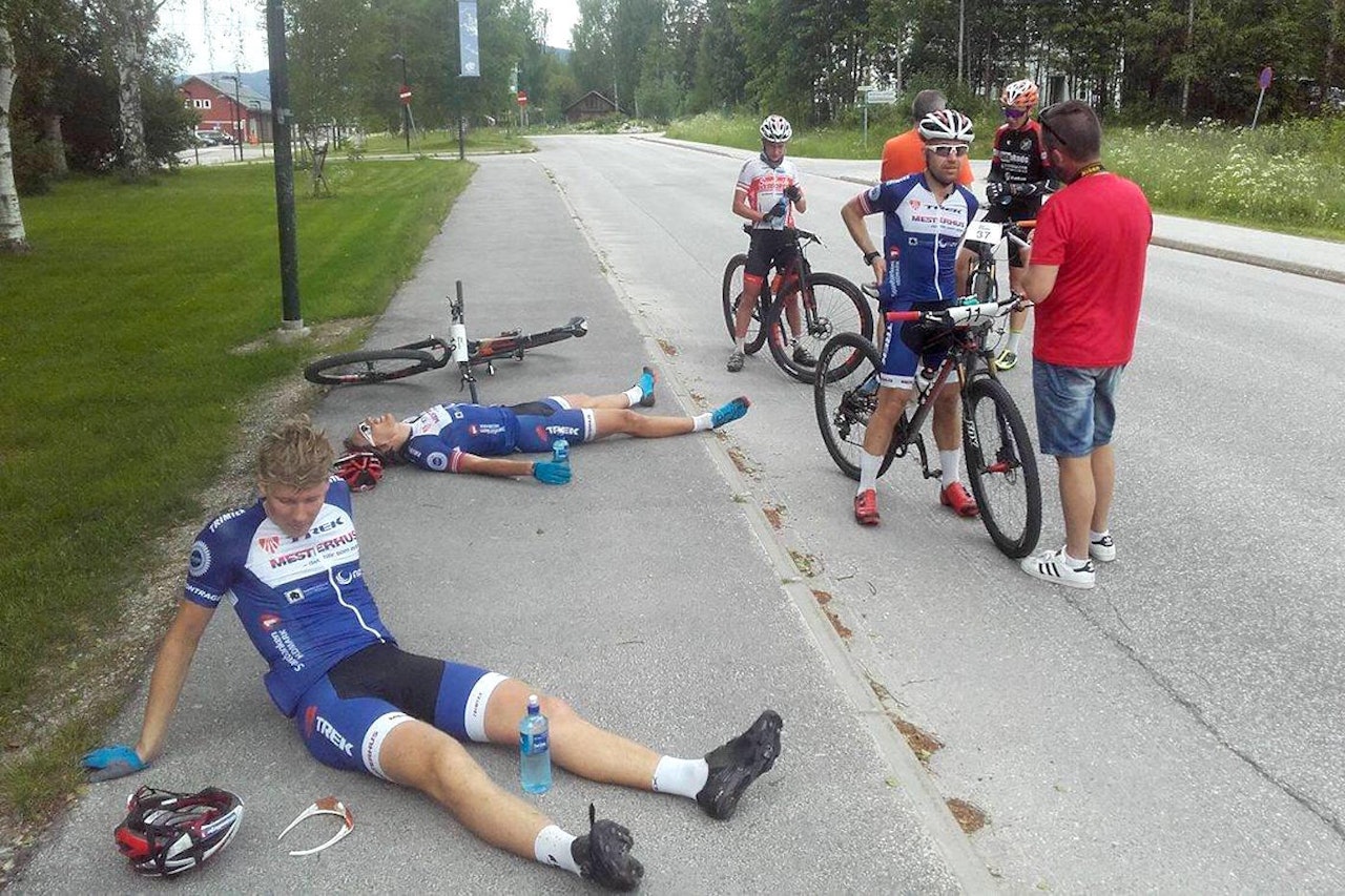 Team Trek Mesterhus tapetserte pallen både sammenlagt og for 3.etappe, men ikke uten dramatikk: Bjørnstad-Tuveng måte trekke armen til lagkompisen Anders Fiskvik tilbake i posisjon, deretter fikk Eirik Fiskvik jobben med å hente inn bruddet. Foto: Per Roger Bekken Team Trek Mesterhus tapetserte pallen både sammenlagt og for 3.etappe, men ikke uten dramatikk: Bjørnstad-Tuveng måte trekke armen til lagkompisen Anders Fiskvik tilbake i posisjon, deretter fikk Eirik Fiskvik jobben med å hente inn bruddet. Foto: Per Roger Bekken