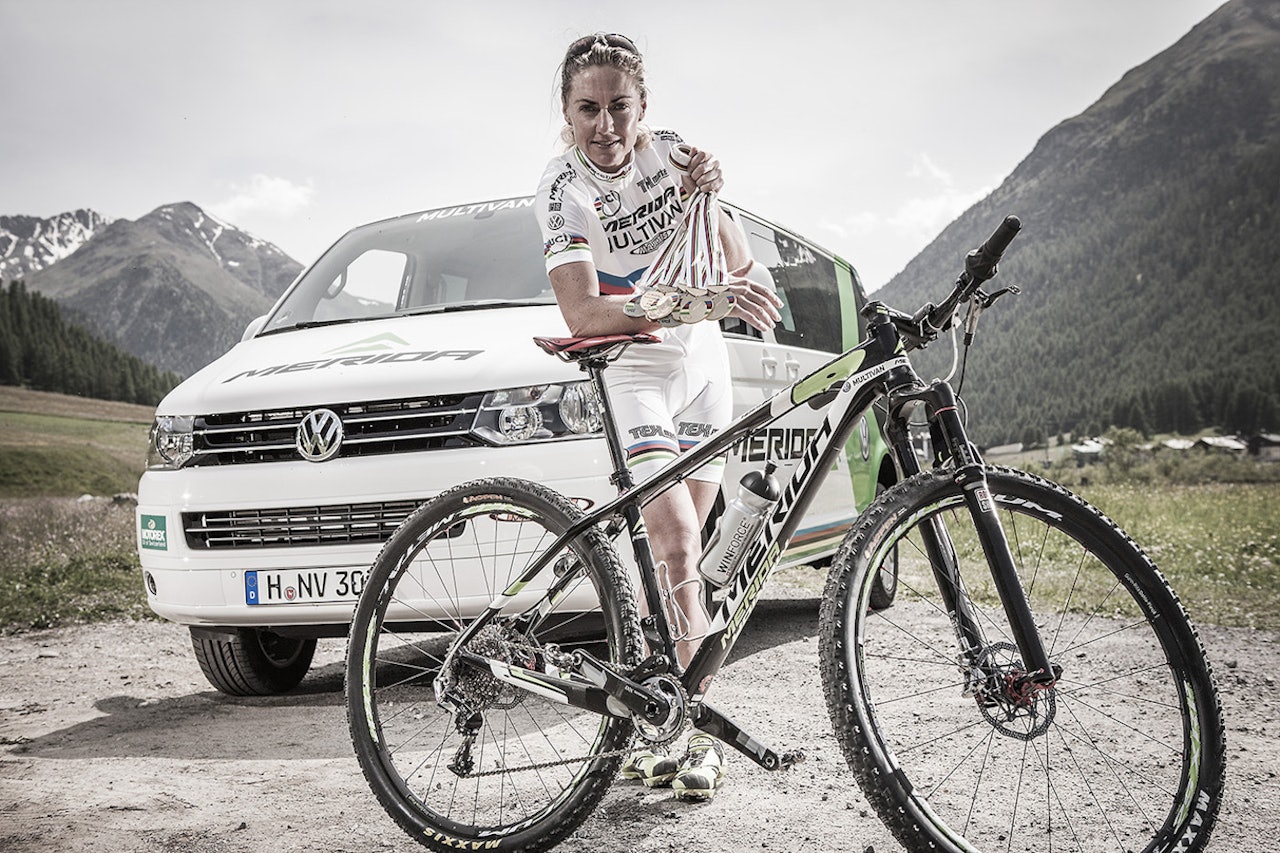 Gunn-Rita Dahle Flesjå ble ikke verdens beste uten gode hjelpere. Nå etablerer Merida et fond der de avsetter 1 prosent av omsetningen i nettbutikken til prosjekter som bidrar til å utvikle sporten. Foto: Multivan Merida Gunn-Rita Dahle Flesjå ble ikke verdens beste uten gode hjelpere. Nå etablerer Merida et fond der de avsetter 1 prosent av omsetningen i nettbutikken til prosjekter som bidrar til å utvikle sporten. Foto: Multivan Merida