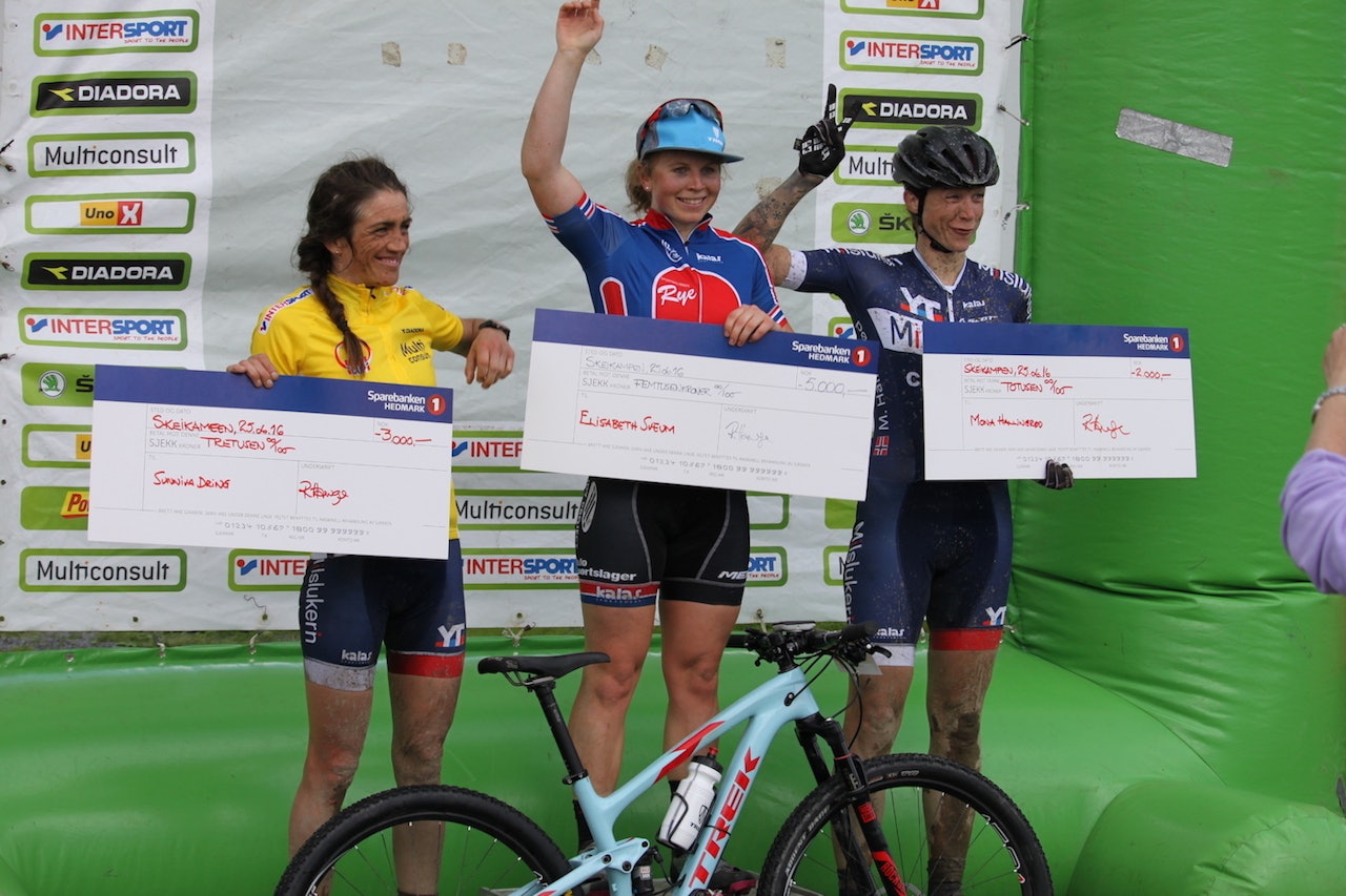 Elisabeth Sveum vant sitt første maratonritt siden 2010, men tok seieren i Bukkerittet med over 12 min margin til Sunniva Dring på andreplass og Mona Hallingrød på tredjeplass. Foto: NCF Elisabeth Sveum vant sitt første maratonritt siden 2010, men tok seieren i Bukkerittet med over 12 min margin til Sunniva Dring på andreplass og Mona Hallingrød på tredjeplass. Foto: NCF