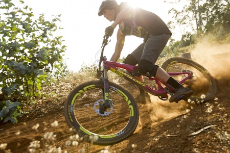 PÅ PRØVE: Josh Bryceland tok med seg den nye Bronson til enduro-øya Madeira. Foto: Gary Perkin PÅ PRØVE: Josh Bryceland tok med seg den nye Bronson til enduro-øya Madeira. Foto: Gary Perkin