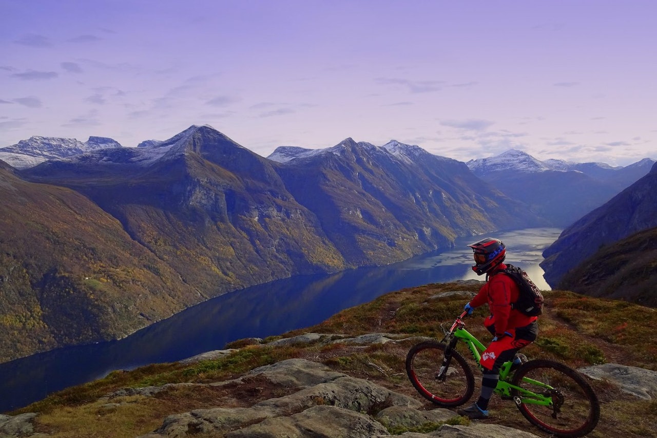 Tommy Aslaksen nyter utsikt ved Liavarden. Foto: Svein Karsten Mork Tommy Aslaksen nyter utsikt ved Liavarden. Foto: Svein Karsten Mork