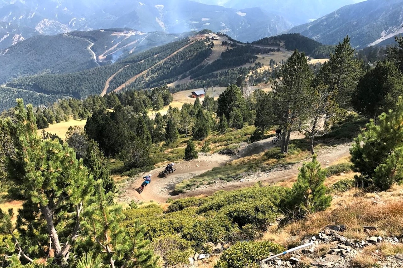 Vil du sykle her sammen med Makken og Andreu Lacondeguy? Da blir du med på Fri Flyts Tur til Andorra i august. Foto: Ivrig Vil du sykle her sammen med Makken og Andreu Lacondeguy? Da blir du med på Fri Flyts Tur til Andorra i august. Foto: Ivrig