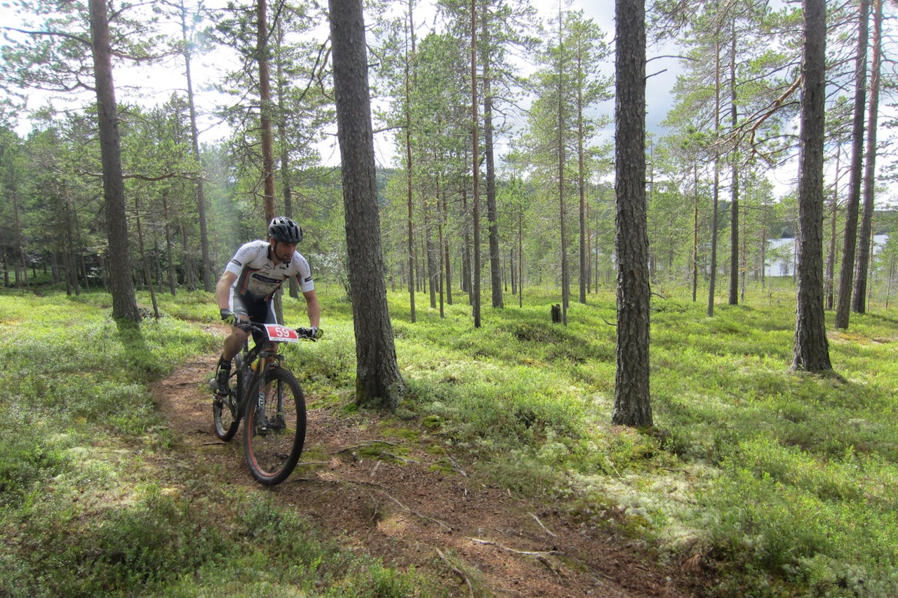 Christian Amdahl (hvit) er formelt en del av Trek Sparebanken Hedmark, og er en av to nye ryttere på laget i år. Ørjan Moseng er også med i troppen denne sesongen. Foto: Kent Murdoch Christian Amdahl (hvit) er formelt en del av Trek Sparebanken Hedmark, og er en av to nye ryttere på laget i år. Ørjan Moseng er også med i troppen denne sesongen. Foto: Kent Murdoch