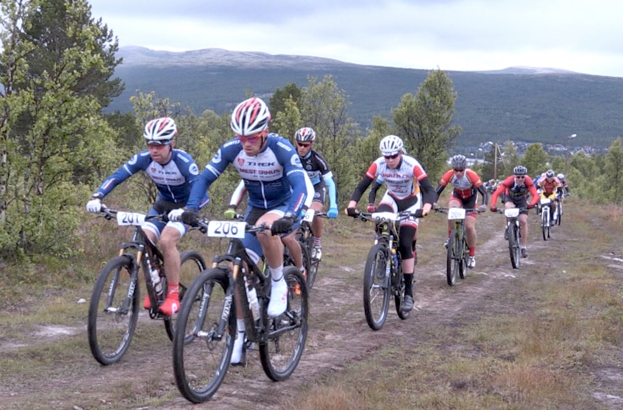 Tor Halvor Bjørnstad-Tuveng (til venstre) tok innersvingen på lagkameraten Martin Andersen (foran) i den aller første utgaven av Rørosrittet. Foto: Fjell-TV Tor Halvor Bjørnstad-Tuveng (til venstre) tok innersvingen på lagkameraten Martin Andersen (foran) i den aller første utgaven av Rørosrittet. Foto: Fjell-TV