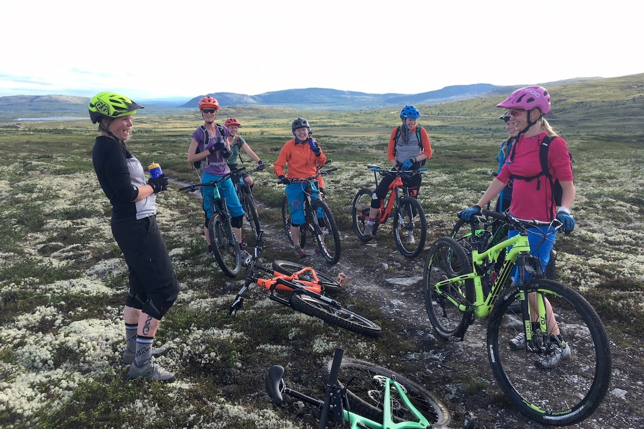 God stemning under jenteturen på Venabygdsfjellet før helga. Fra venstre: Astrid Husom Torgersen, Ingvild Rennan Morken, Silje Frøysland, Kari Svingom, Julia Hamre og Kathrine Lunde Solbraa. Delvis skjult: Eline Helland. Foto: Ingrid Hokstad