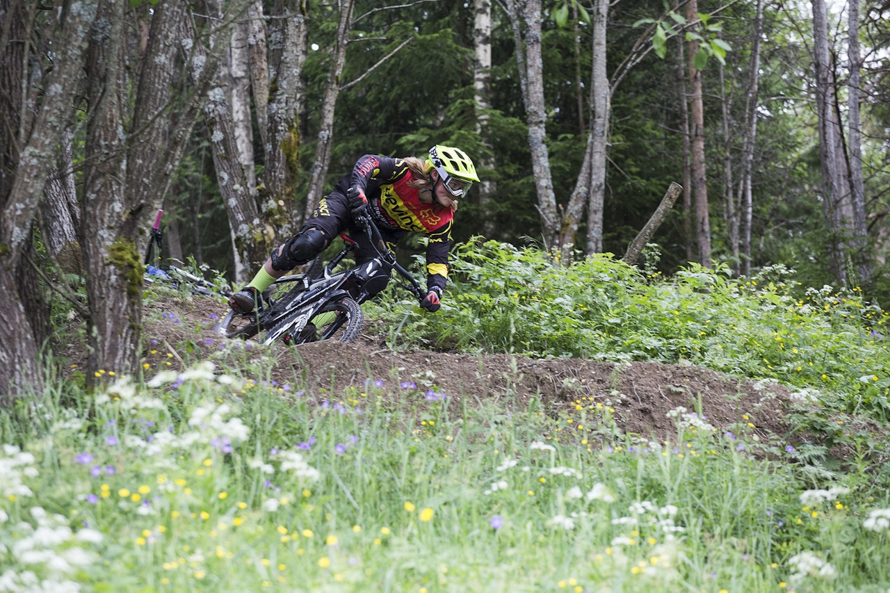 KREVENDE: Doseringene i Østmarka er bratte og krappe. Det setter store krav til grunnteknikken - selv for Brage Vestavik. Bilde: Christian Nerdrum KREVENDE: Doseringene i Østmarka er bratte og krappe. Det setter store krav til grunnteknikken - selv for Brage Vestavik. Bilde: Christian Nerdrum
