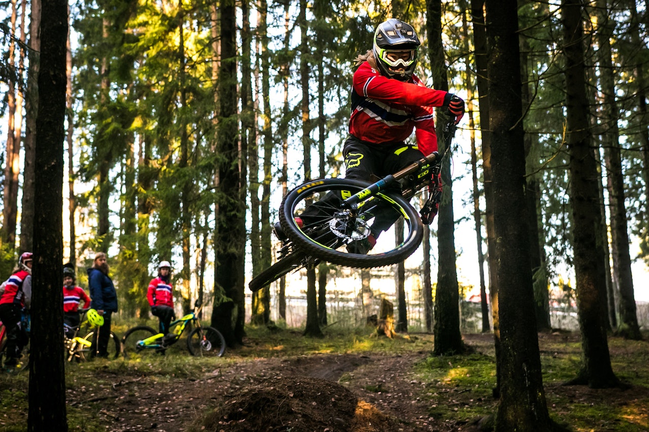 Brage Vestavik vil kjøre alt av europeiske verdenscupritt, samt en runde i Canada på eget initiativ. I tillegg håper han å få bli med på konkurranser i regi av Red Bull. Foto: Mayhem Media Brage Vestavik vil kjøre alt av europeiske verdenscupritt, samt en runde i Canada på eget initiativ. I tillegg håper han å få bli med på konkurranser i regi av Red Bull. Foto: Mayhem Media