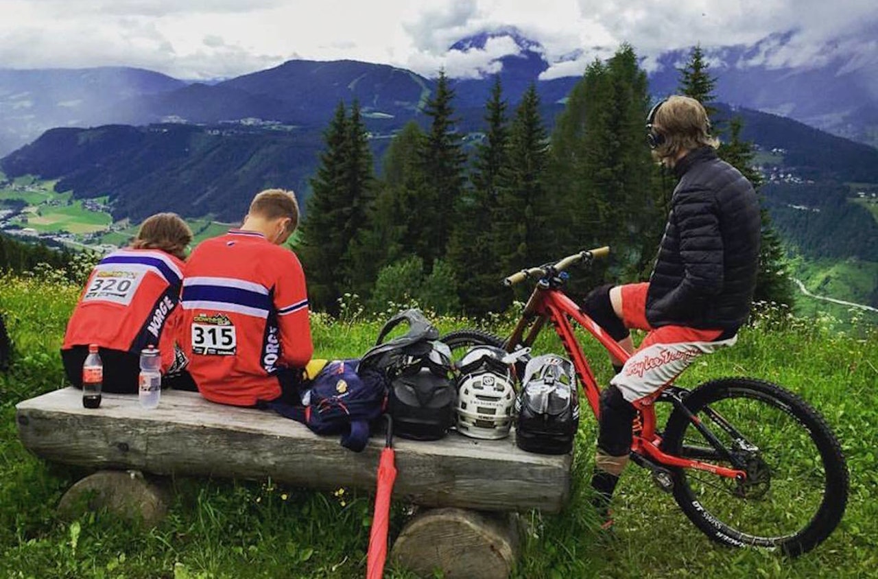 Juniorgutta fikk det tøft i Schladming: Regnet tok pallen fra Simen Smestad, som havnet 0.01 sekunder unna. Foto: Privat Juniorgutta fikk det tøft i Schladming: Regnet tok pallen fra Simen Smestad, som havnet 0.01 sekunder unna. Foto: Privat