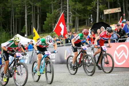 Ingrid Sofie Bøe Jacobsen (til høyre) fikk uttelling for systematisk trening og knallhard jobbing: VM-sølv i Sprint Foto: Vallnord.com