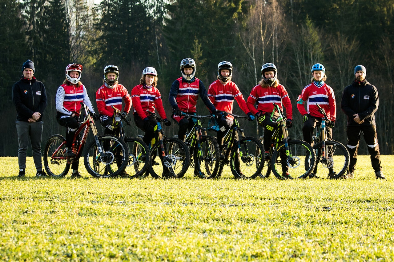 Utforlandslaget har fått egen sponsoravtale på sykler. Det er første gang laget har en slik felles avtale for utøverne. Foto: Mayhem Media Utforlandslaget har fått egen sponsoravtale på sykler. Det er første gang laget har en slik felles avtale for utøverne. Foto: Mayhem Media