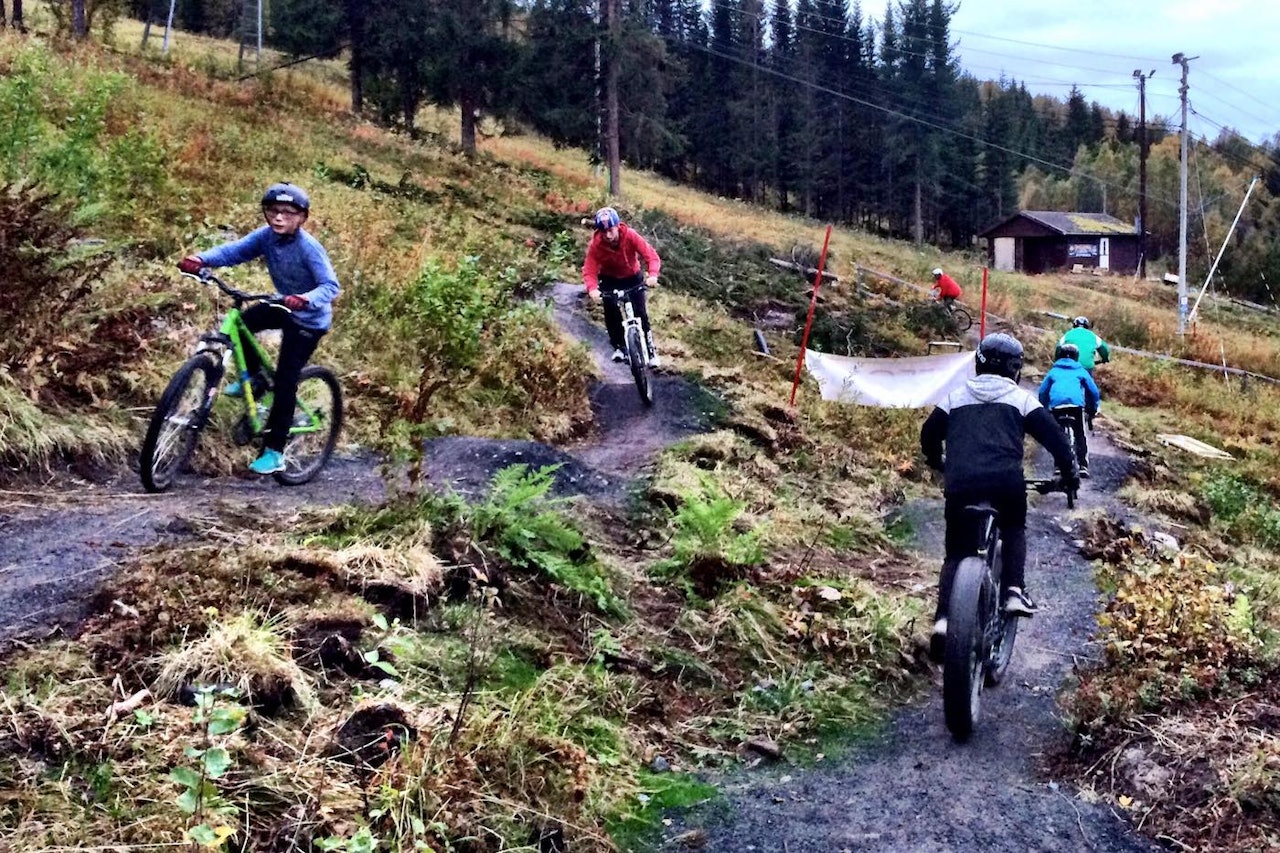 Flytstiene i Ankenes alpinanlegg er allerede i flittig bruk. Enda mer liv blir det når heisen kommer i gang på sommerstid. Foto: Per Bakkejord Flytstiene i Ankenes alpinanlegg er allerede i flittig bruk. Enda mer liv blir det når heisen kommer i gang på sommerstid. Foto: Per Bakkejord