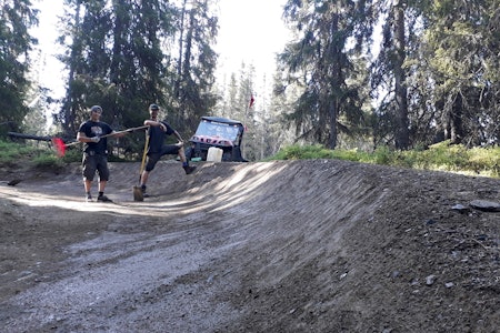 Markus Elvebakken og Jens Devik legger siste hånd på verket før Hafjell Bike Park åpner på fredag. Foto: Kimmo Finsrud Markus Elvebakken og Jens Devik legger siste hånd på verket før Hafjell Bike Park åpner på fredag. Foto: Kimmo Finsrud