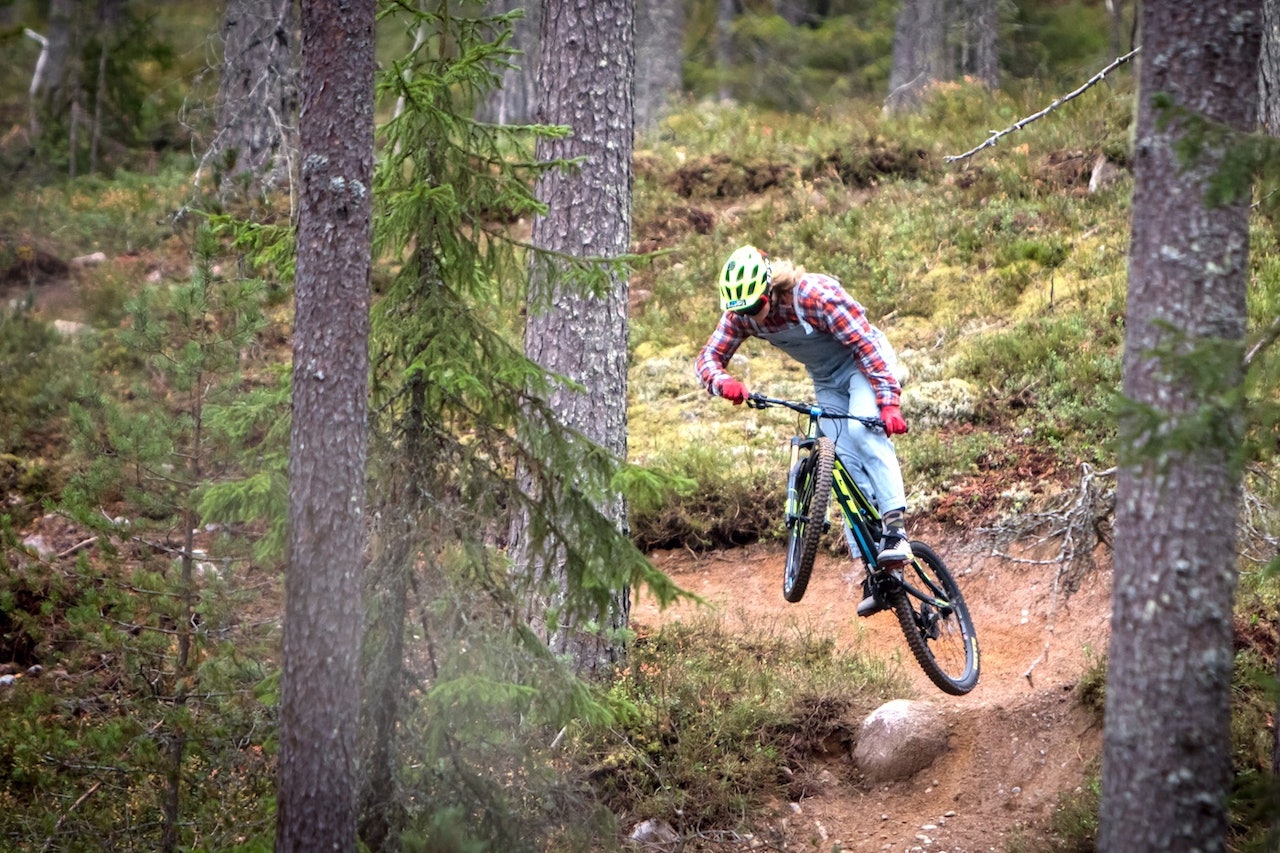 BRAGE VESTAVIK I TRYSIL: Brage Vestavik filmet i Gullias nye tekniske sti Redneck før høstferien. Foto: Jonas Sjögren brage vestavik trysil redneck