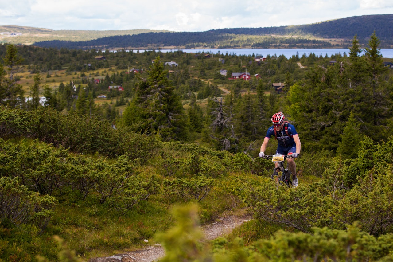 ENSOM I TET: Med tre mil igjen hadde Ola Kjøren hadde en solid ledelse i lia ovenfor Nordseter. (foto: Snorre Veggan) birken ultrabirken