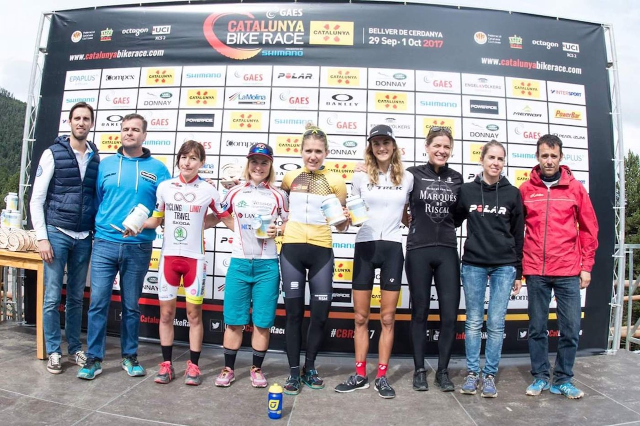 Hildegunn Gjertrud Hovdenak (nummer fire fra venstre) tok andreplassen sammenlagt på Catalunya Bike Race i Spania i helga. Foto: Arrangøren Hildegunn Gjertrud Hovdenak (nummer fire fra venstre) tok andreplassen sammenlagt på Catalunya Bike Race i Spania i helga. Foto: Arrangøren