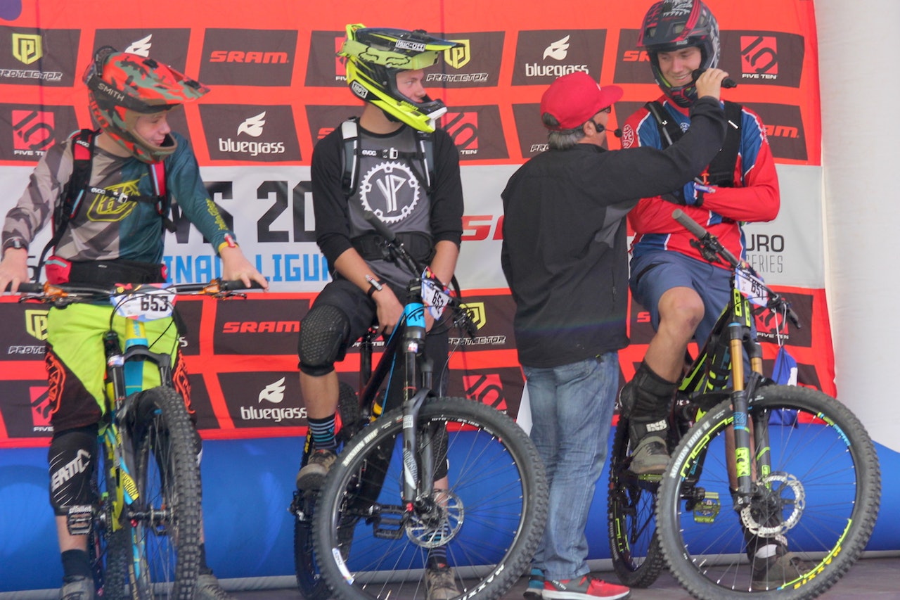 Simen Smestad (til høyre) overrasket seg selv med topp ti etter første dag av Enduro World Series. Foto: Ingeborg Scheve Simen Smestad (til høyre) overrasket seg selv med topp ti etter første dag av Enduro World Series. Foto: Ingeborg Scheve