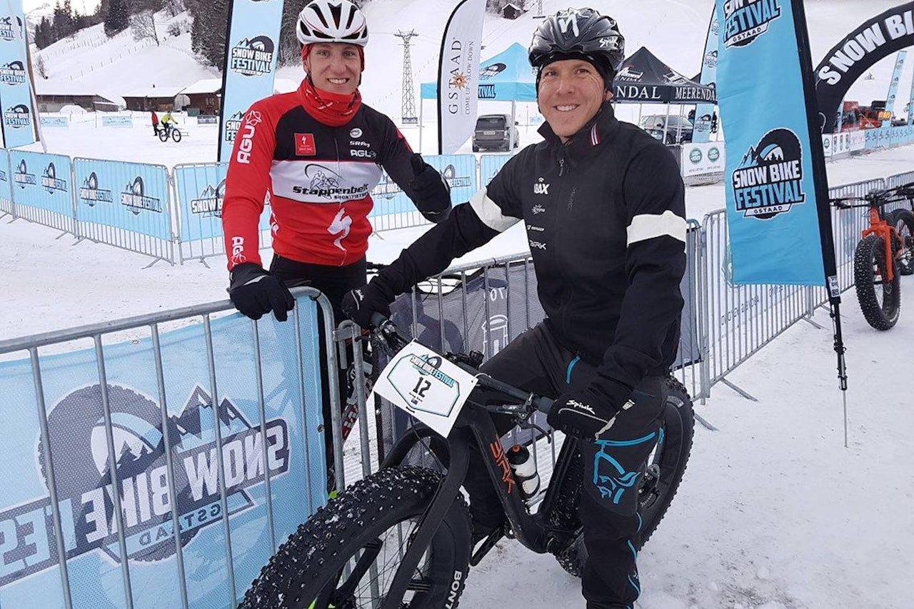 Greg Saw ble bestemann på tjukksykkel i UCI-klassen i Snow Bike Festival 2017, som gikk i Gstaad i Sveits. Her med Markus Bauer, som ble nummer tre totalt på det fire dager lange snørittet. Foto: Snow Bike Festival