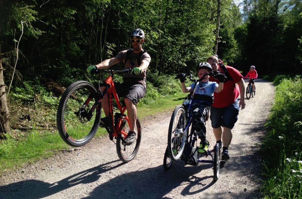 Sykkelglede kjenner ingen grenser, og wheelies er populært. Foto: Gresvik IF Stisyklister