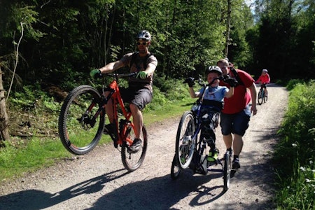 Sykkelglede kjenner ingen grenser, og wheelies er populært. Foto: Gresvik IF Stisyklister Sykkelglede kjenner ingen grenser, og wheelies er populært. Foto: Gresvik IF Stisyklister