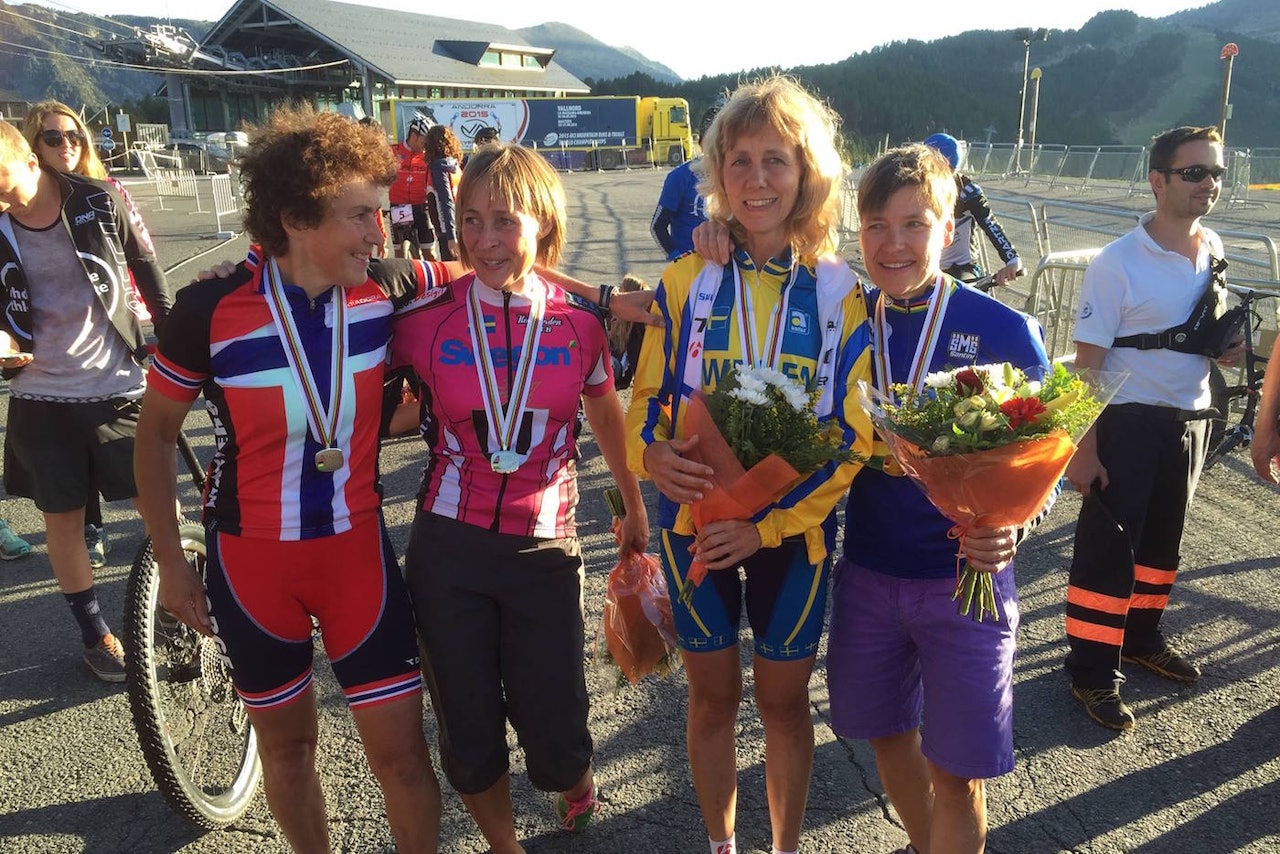 Sølvvinner Gjertrud Bø (til venstre) sammen med de svenske medaljevinnerne Therese Lindqvist (sølv K45-49), Carina Börjesson (bronse K55-59) og Maria Sedemark, som vant Bøs klasse. VM Andorra 2015 - Foto Privat Sølvvinner Gjertrud Bø (til venstre) sammen med de svenske medaljevinnerne Therese Lindqvist (sølv K45-49), Carina Börjesson (bronse K55-59) og Maria Sedemark, som vant Bøs klasse. VM Andorra 2015 - Foto Privat