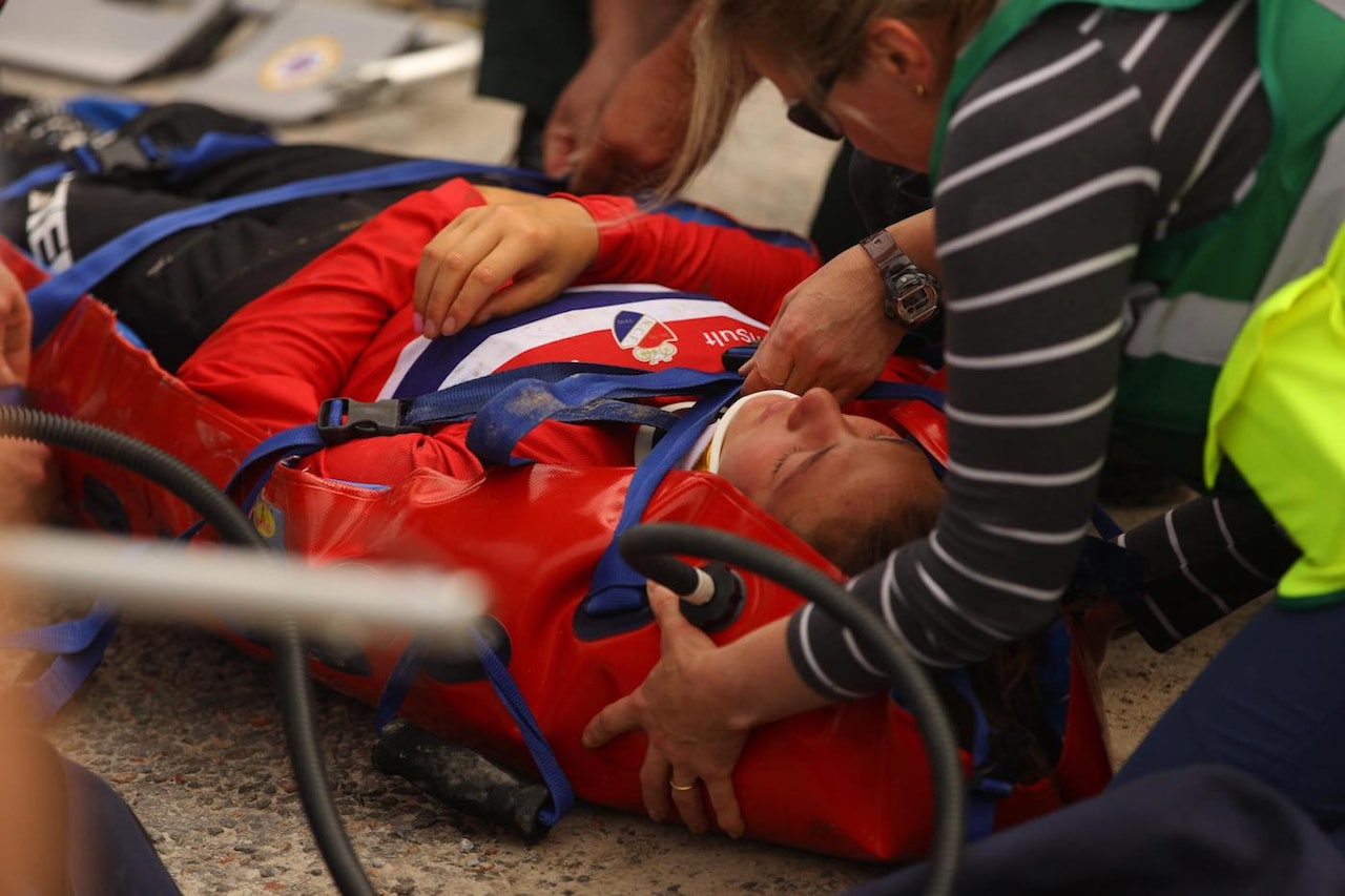 Mille Johnset kollapset på målstreken og ble fraktet til sjukehus med ambulanse. Foto: Sven Martin