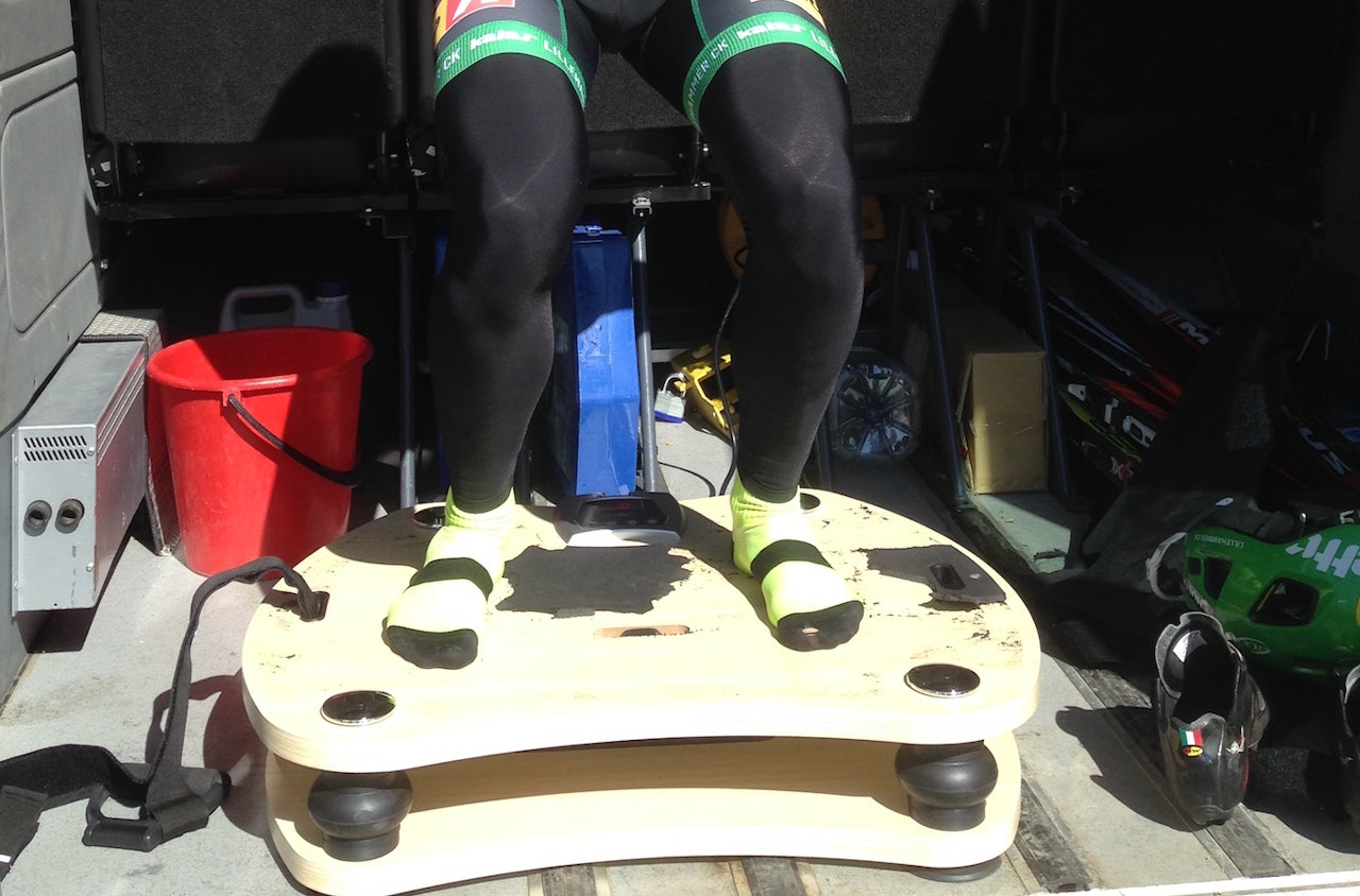 Vibrasjonsplattformen bidrar til at rytterne kommer kjappere ut når startskuddet går, og dermed sikrer seg bedre posisjon inn i terrenget. Foto: Bent Rønnestad Vibrasjonsplattformen bidrar til at rytterne kommer kjappere ut når startskuddet går, og dermed sikrer seg bedre posisjon inn i terrenget. Foto: Bent Rønnestad