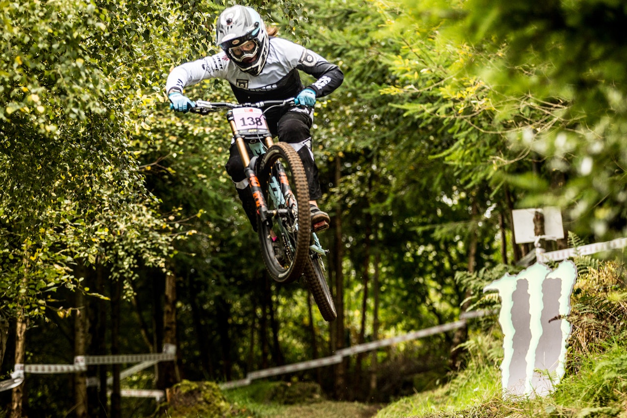 Mille Johnset var raskest av alle jentene på siste runde av British Downhill Series i Wales i helga, og tok også seieren sammenlagt. Foto: Yasmeen Green Mille Johnset var raskest av alle jentene på siste runde av British Downhill Series i Wales i helga, og tok også seieren sammenlagt. Foto: Yasmeen Green