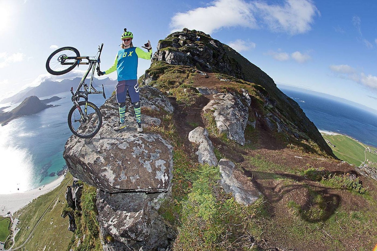 BRAGE VESTAVIK I LOFOTEN: Brage Vestavik syklet lekende lett ned Mannen, det kjente fjellet i Lofoten der andre strever med å gå til fots. Foto:  Nils-Erik Bjørholt/LSTF brage vestavik mannen lofoten