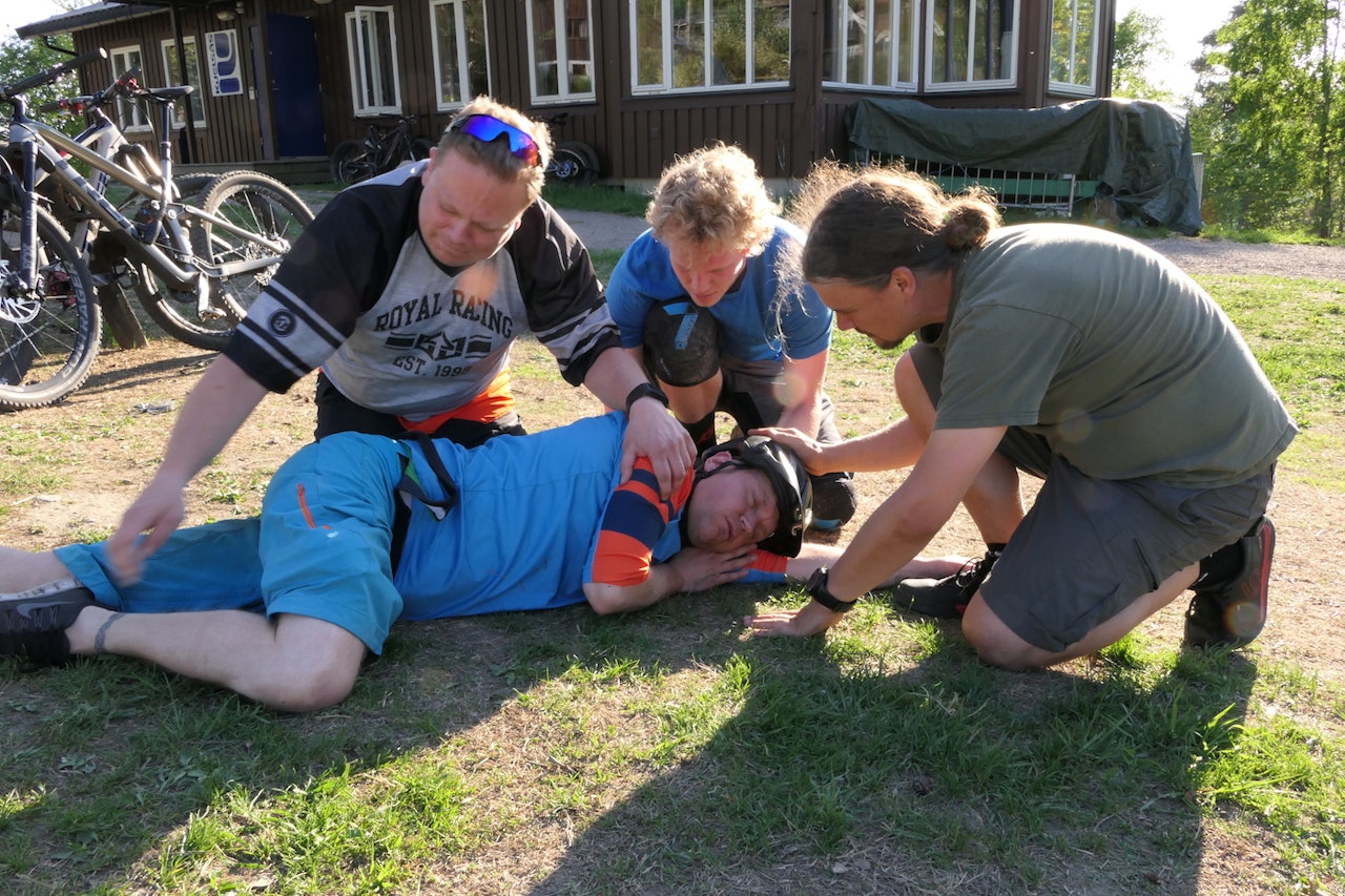 Slik legges en skadet person i stabilt sideleie. Foto: Lars Thomte
