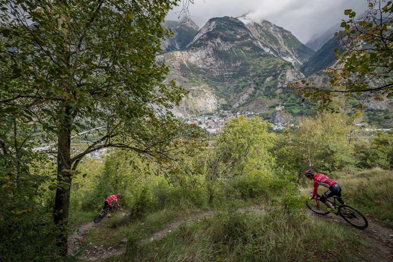 Utforkjøringene i Swiss Epic er uten sidestykke til noe Ole Hem og Fredrik Haraldseth har syklet før. Foto: Alex Buscher