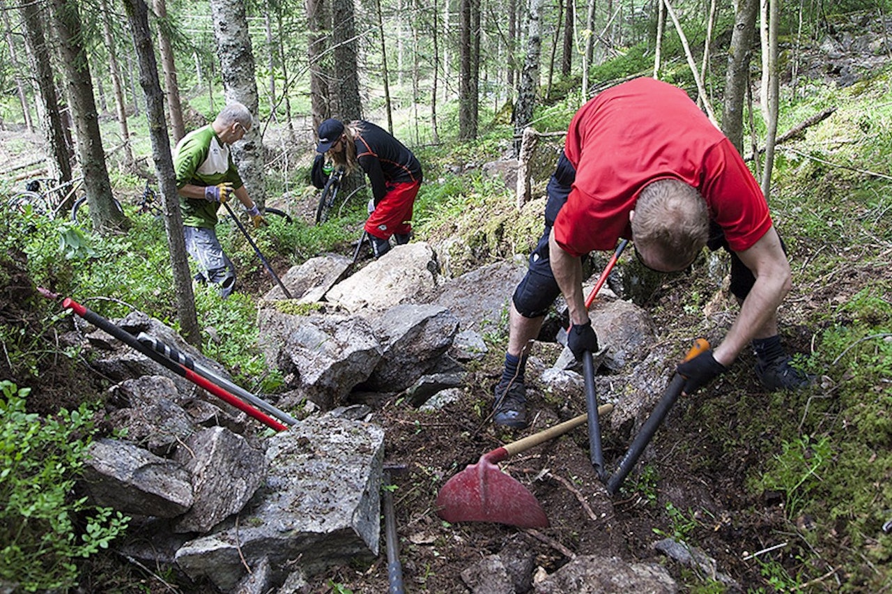 Dugnadsarbeidet i Pioneren er ett av mange prosjekter som har bidratt til NOTS kompetanse på stibygging. Denne kompetansen samles nå mellom to permer. Foto: Bjørn Enoksen Dugnadsarbeidet i Pioneren er ett av mange prosjekter som har bidratt til NOTS kompetanse på stibygging. Denne kompetansen samles nå mellom to permer. Foto: Bjørn Enoksen