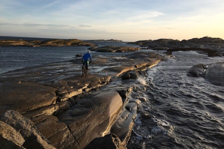 Veien til Verdens Ende byr på unike opplevelser, og desembersola gir en ekstra dimensjon. Foto: Trond Dyrnes