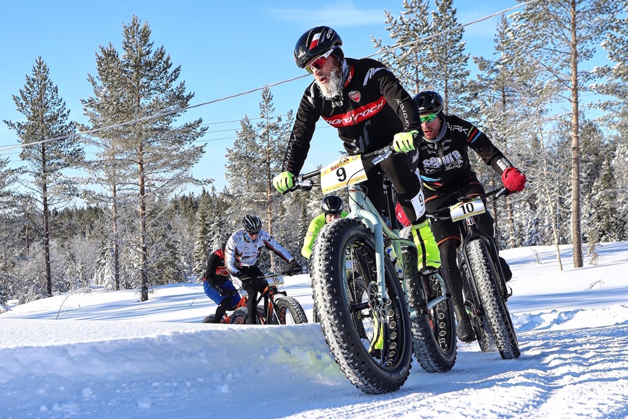 Morten Vaeng foran Vidar Mehl under fatbike-NM på Lygna i februar. Foto: Ola Morken