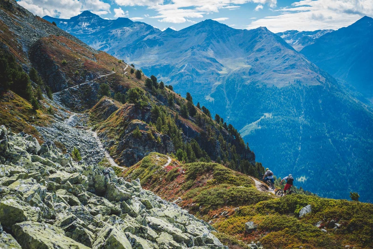 SMALSTI: Martin Bütler og Petter Andreas Strøm vet å sette pris på resultatet av noen hundre års dyrehold høyt i de walliske fjellene. stisykling wallis alpene tips