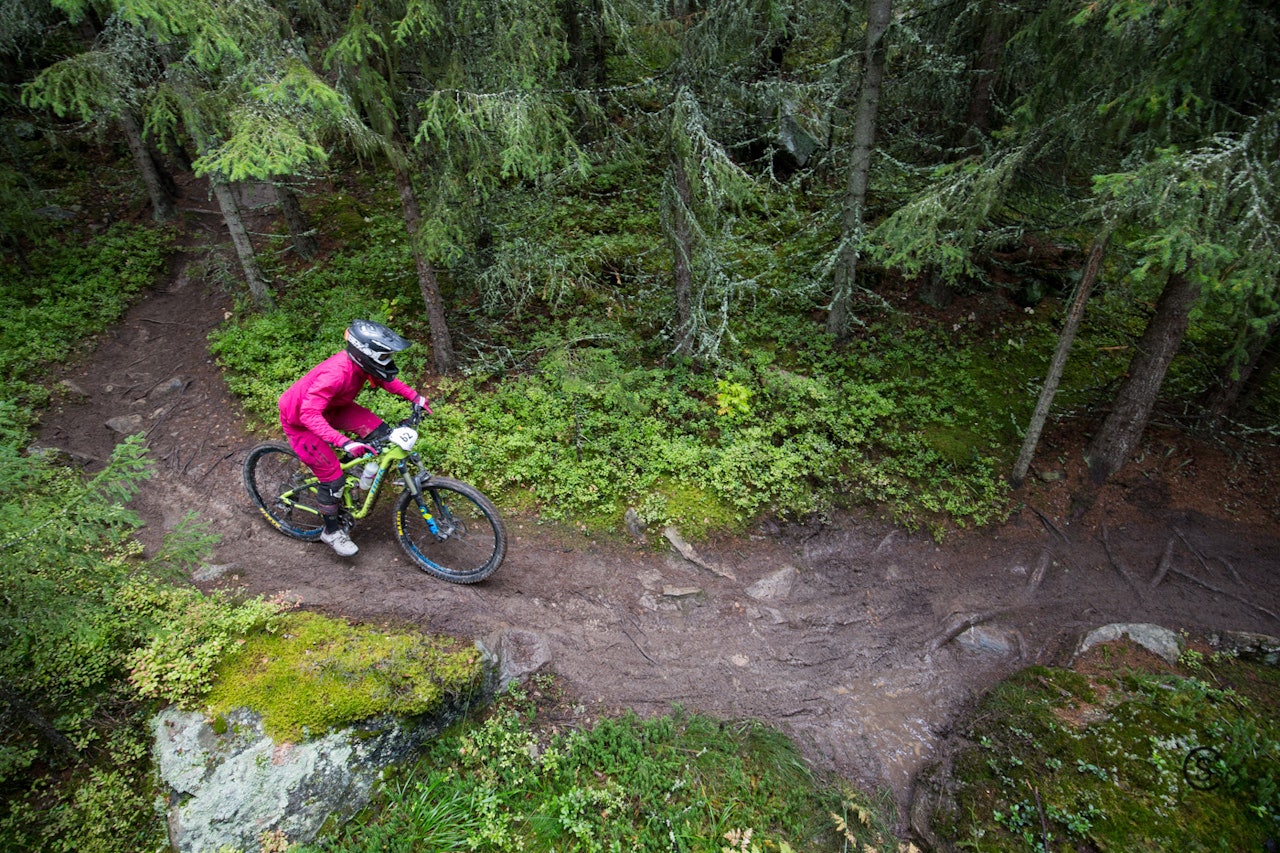 Stina Bondehagen vant 80/20-serien sammenlagt i 2016, men landet utenfor pallen på Hafjell Enduro. Foto: Sylvain Cavatz Stina Bondehagen vant 80/20-serien sammenlagt i 2016, men landet utenfor pallen på Hafjell Enduro. Foto: Sylvain Cavatz